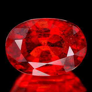 Roter ovaler Saphir